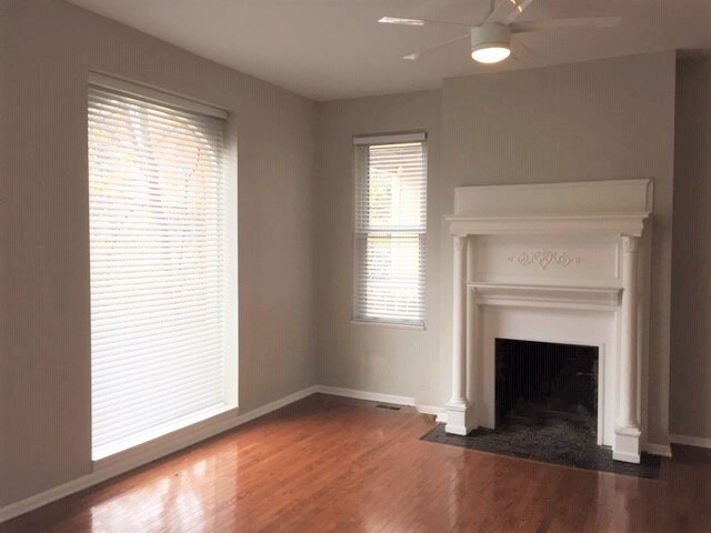 Living Room - Huge windows - 5717 Howe St