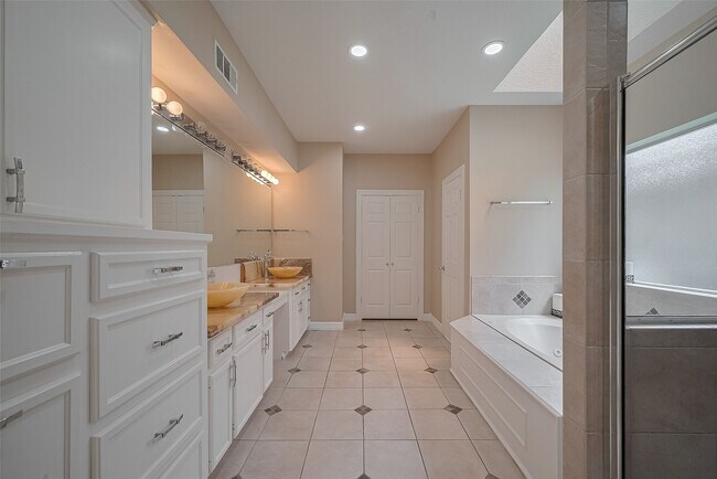 Building Photo - 1123 Horseshoe Dr
