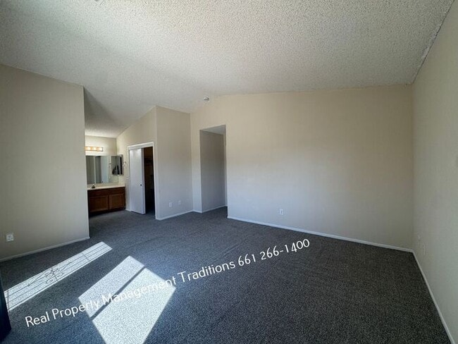 Building Photo - Charming 3 + 2 in East Palmdale home