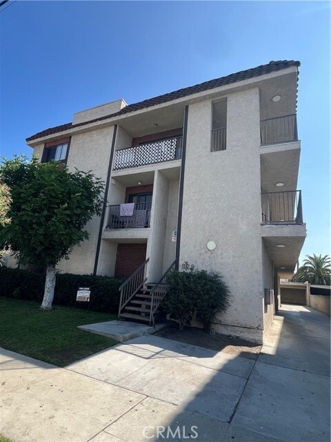 Building Photo - 822 E Lomita Ave