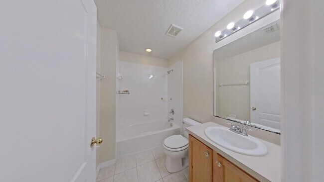 Building Photo - Lovely Large 5/4 Pool Home in West Haven