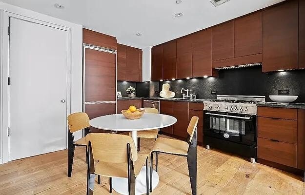 Building Photo - 540 W 28th St