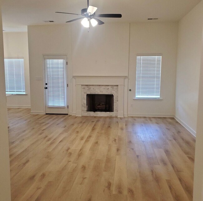 Building Photo - 6038 Daffodil Ln