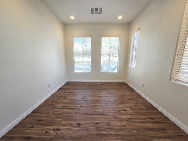 Building Photo - Spacious 4 Bed Home with Loft & 3-Car Garage