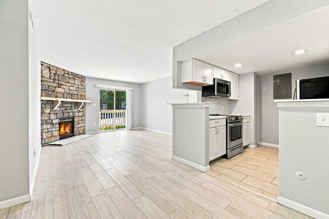 Building Photo - $1,540.95- 2 Bed, 2 Bath Updated Condo in Denver with In Unit Laundry and Community Amenities!