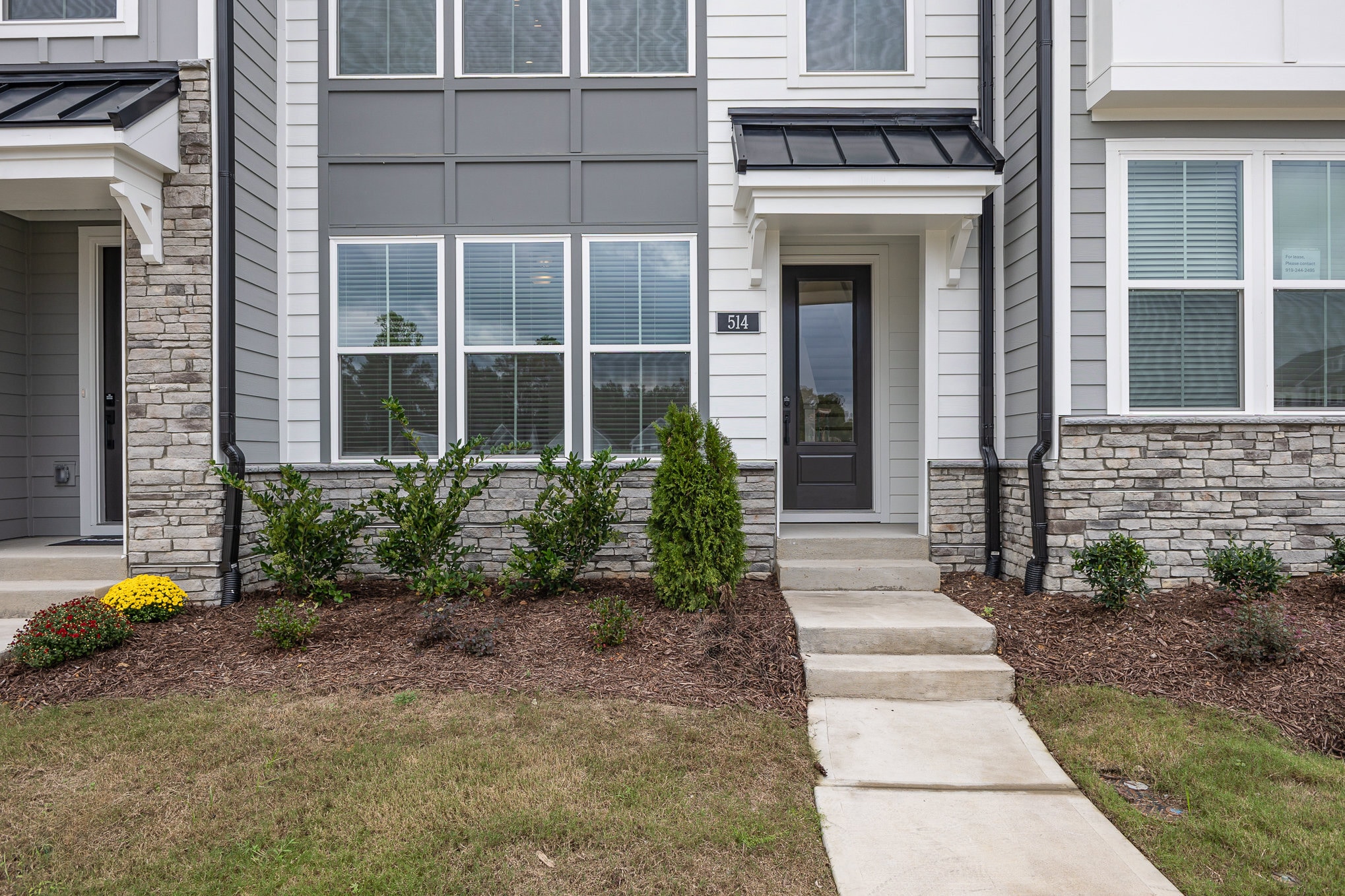 Private covered front porch - 514 Billingshurst Way
