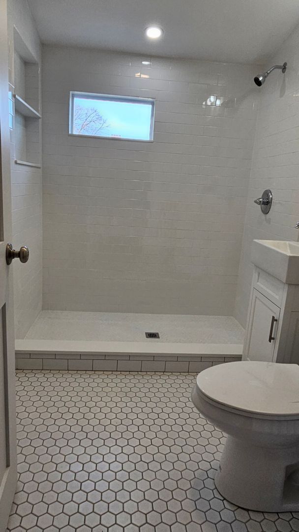 Building Photo - Must see! BRAND NEW RENOVATION! In-Unit La...