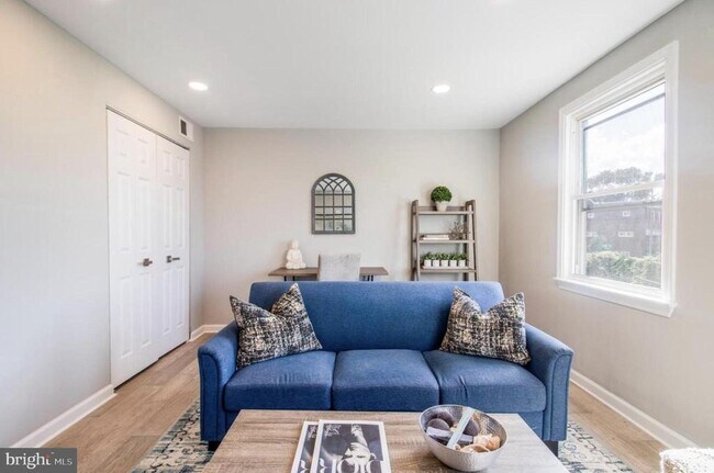 Building Photo - 1149 Summit St NE