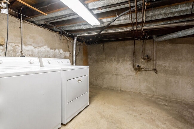 Building Photo - 506 S Lazelle St