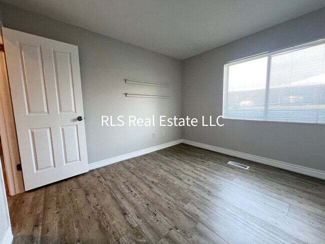 Building Photo - 1541 N Riverside Ave