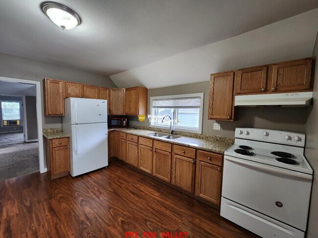 Building Photo - 2 Bedroom Upper