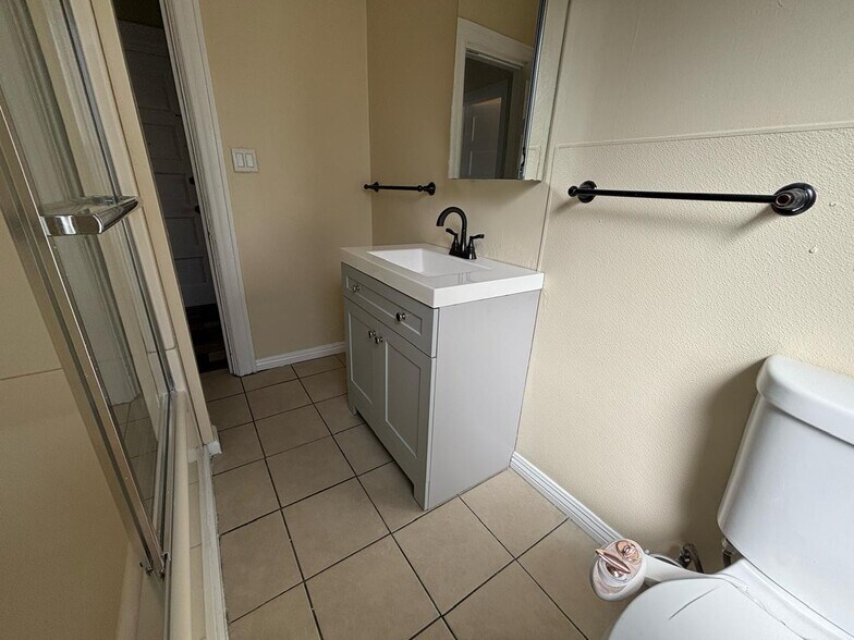 Building Photo - 1628 W 24th St