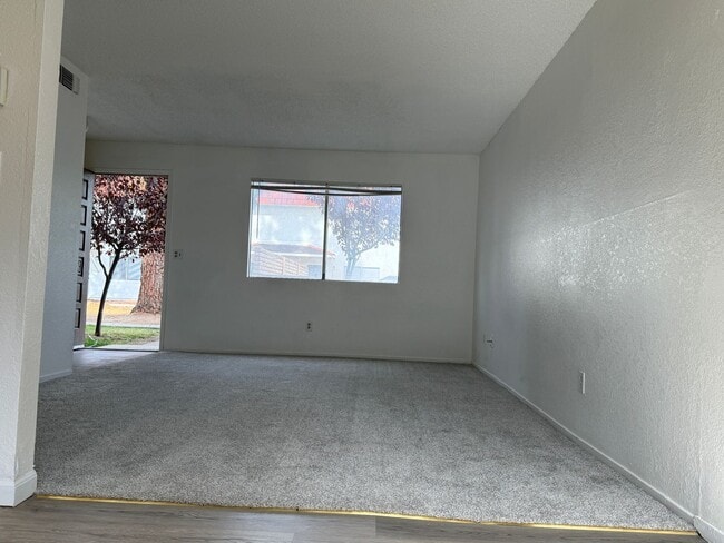 Building Photo - Porterville Townhouse for Rent: 2 Bedroom, 1.5 bath