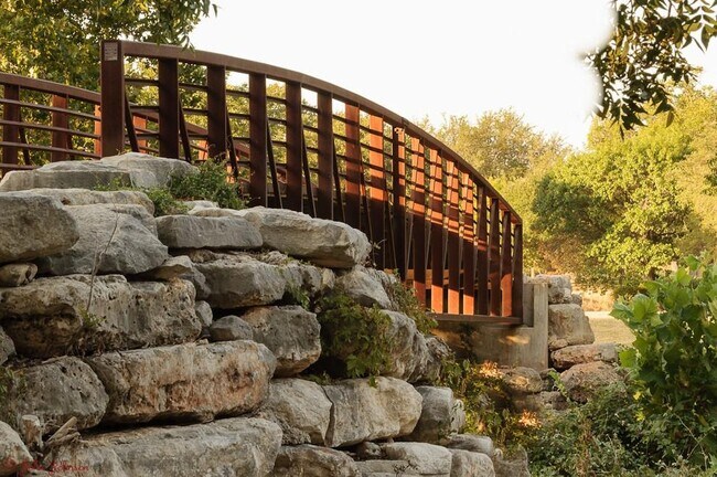 Building Photo - 200 Farm Hill Dr