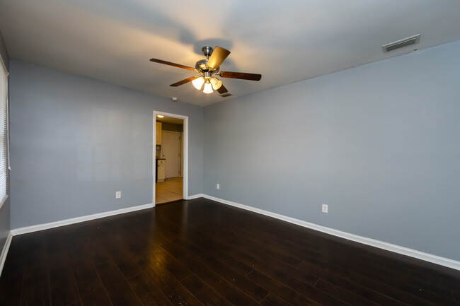 Building Photo - 4713 Belle Plaine Dr