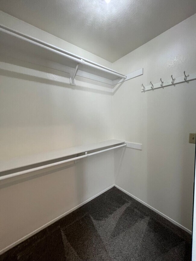 Building Photo - 2 Bedroom 2.5 bath townhouse
