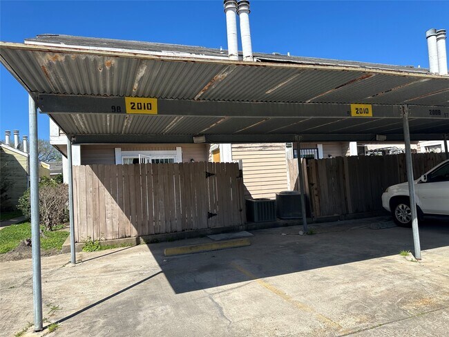 Building Photo - 8405 Wilcrest Dr