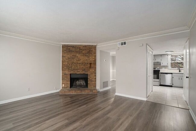 Building Photo - Renovated End Unit Townhome in Snellville!