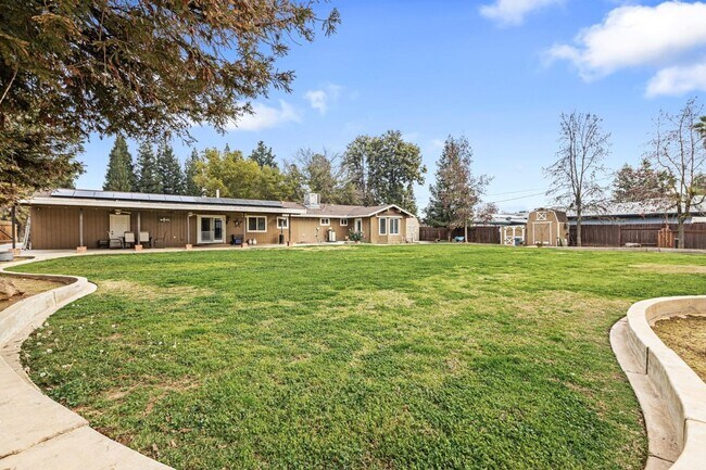 Building Photo - Madera Ranchos Home, 3BR/2BA, Built 1986 -...