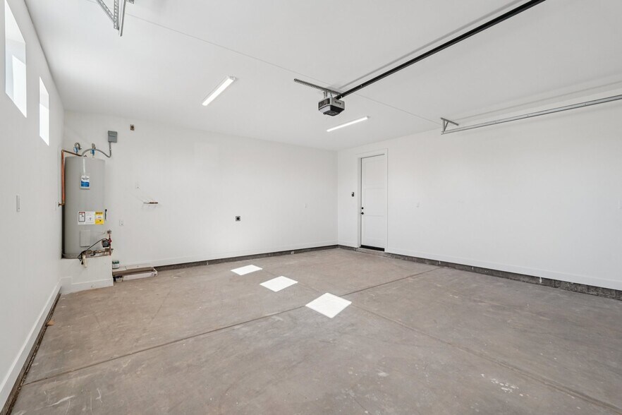 Building Photo - 910 E Roma Ave