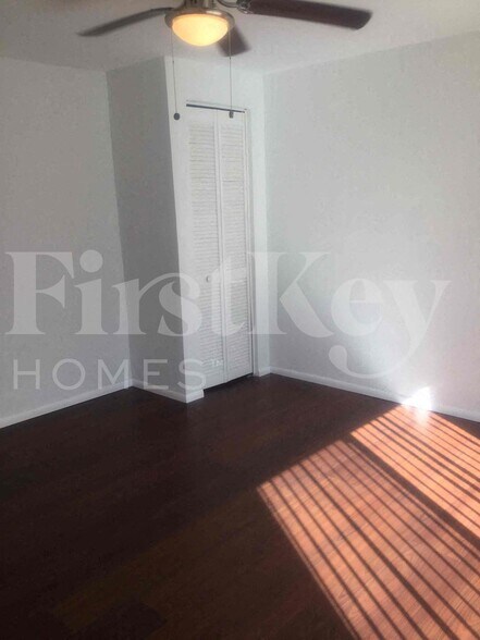 Building Photo - 305 NE Floresta Dr