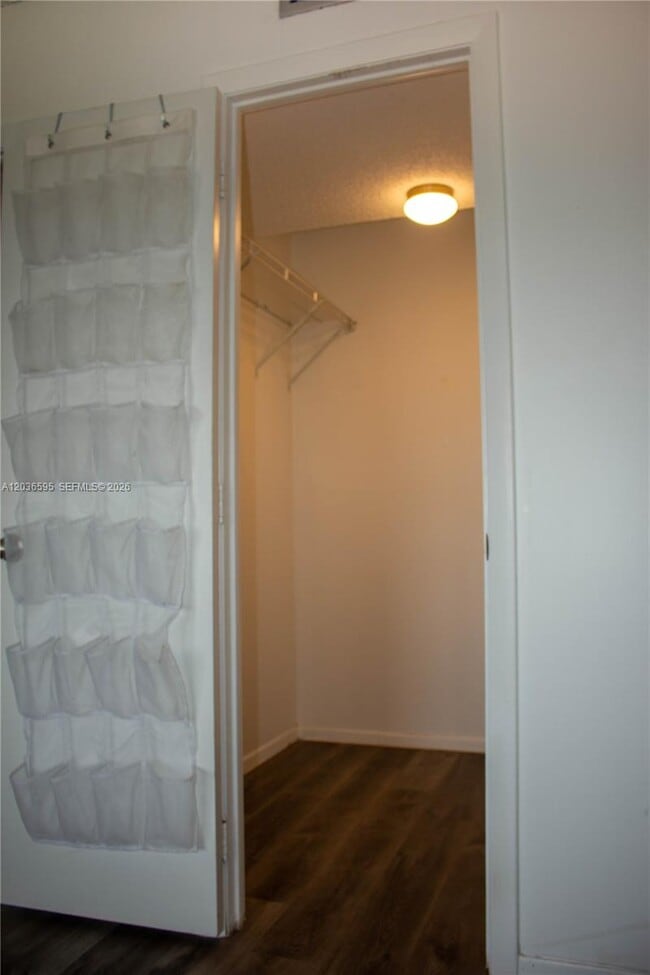 Building Photo - 4164 Inverrary Dr