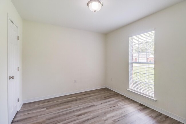 Building Photo - 14081 Oak View Cir