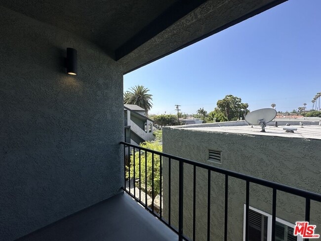 Building Photo - 1108 Termino Ave