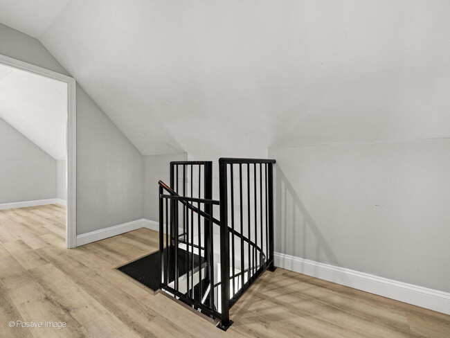 Building Photo - 1242 N Greenview Ave