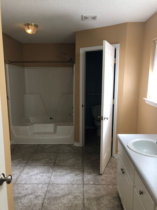 Building Photo - Available July 14, 2026 – 4 Bedroom Home in Navarre!