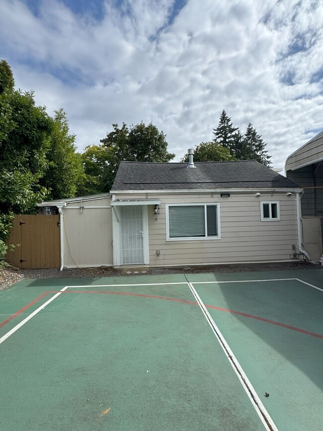 Primary Photo - 1915 Mountain View Ave W