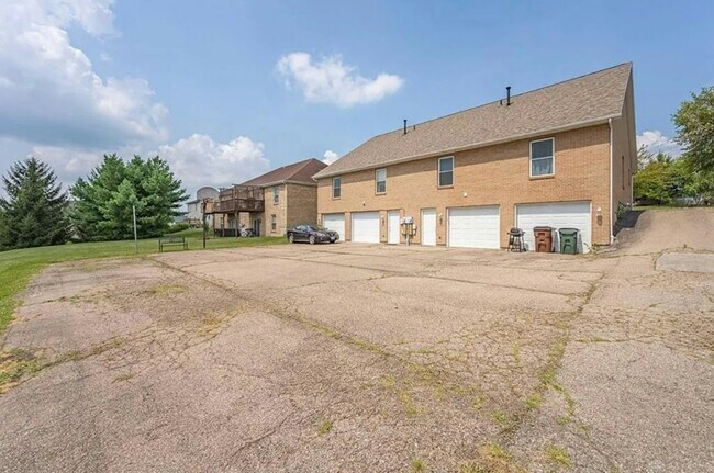 Building Photo - 470 Yale Dr