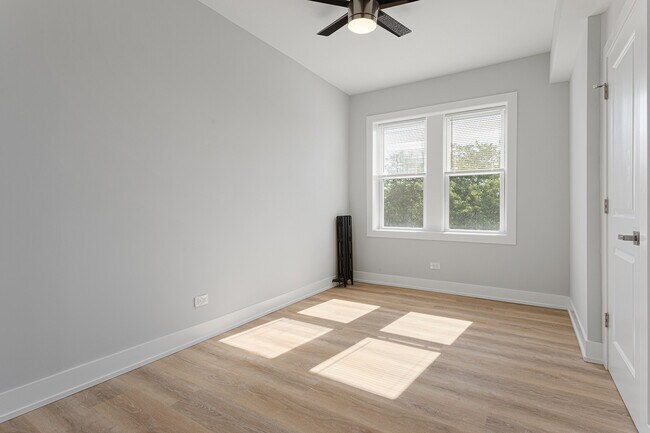 Building Photo - 1608 W Sherwin Ave