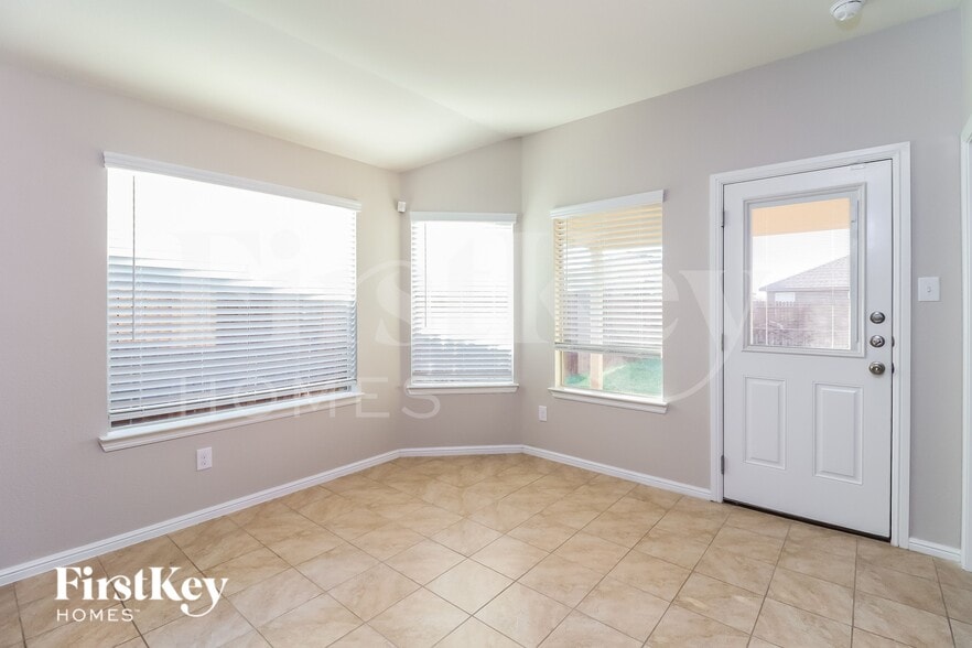 Building Photo - 525 Foxhunter St