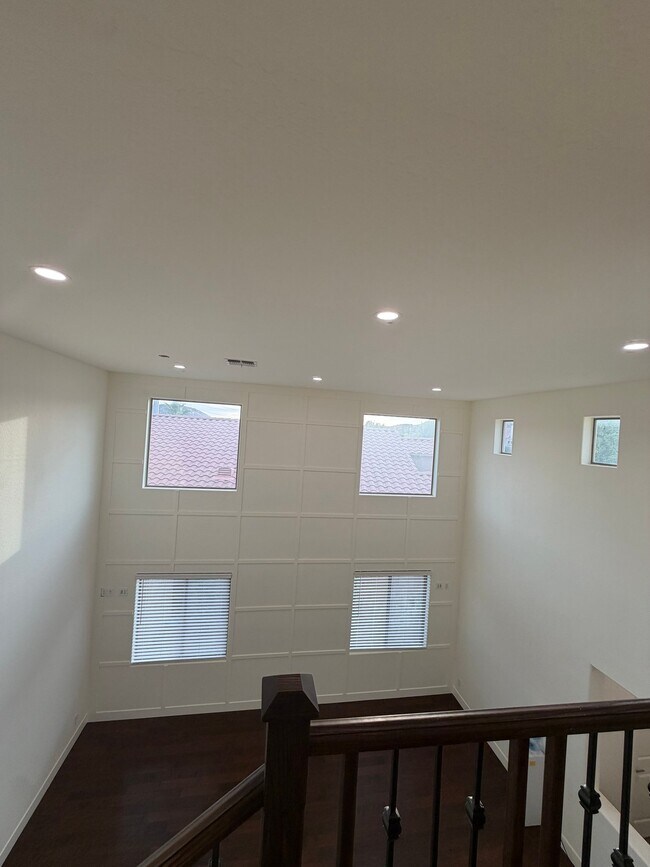 Building Photo - 2741 E Quiet Hollow Ln