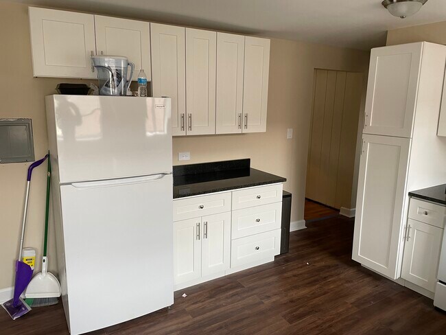 Building Photo - 1511 E Roosevelt Rd