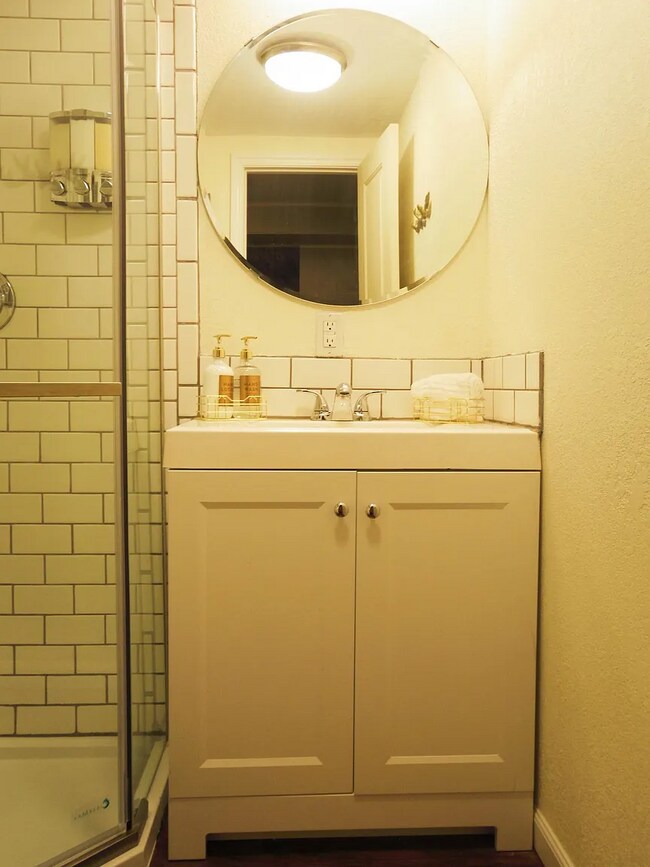 downstairs bathroom - 4038 Kalamath St
