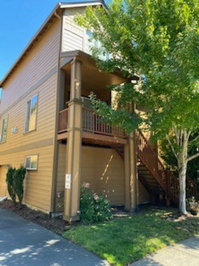 Building Photo - 1090 SW 162nd Ave