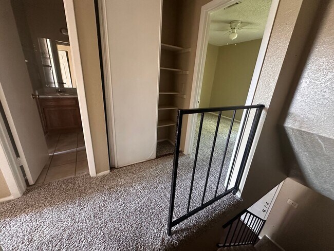 Building Photo - Spacious 2 story townhouse with fenced yard!