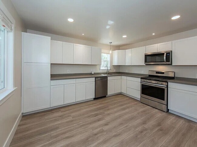 Building Photo - Updated Two bedroom with Large Fenced Yard