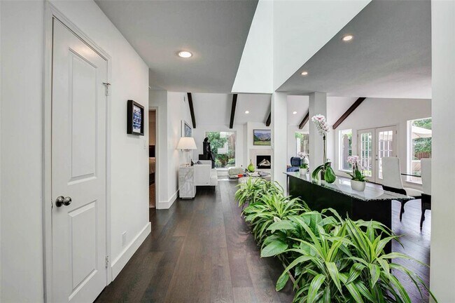 Building Photo - 2907 Fontana Dr