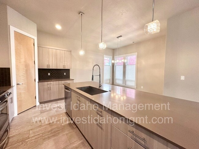 Building Photo - Rarely available in the most preferred River District! Available June 2026