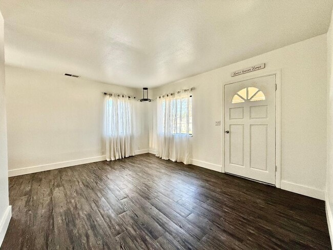 Building Photo - 2236 Home Dr