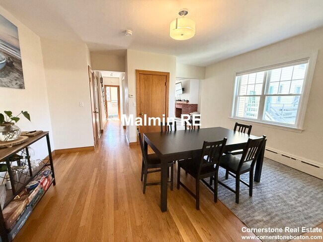 Building Photo - 920 E 4th St