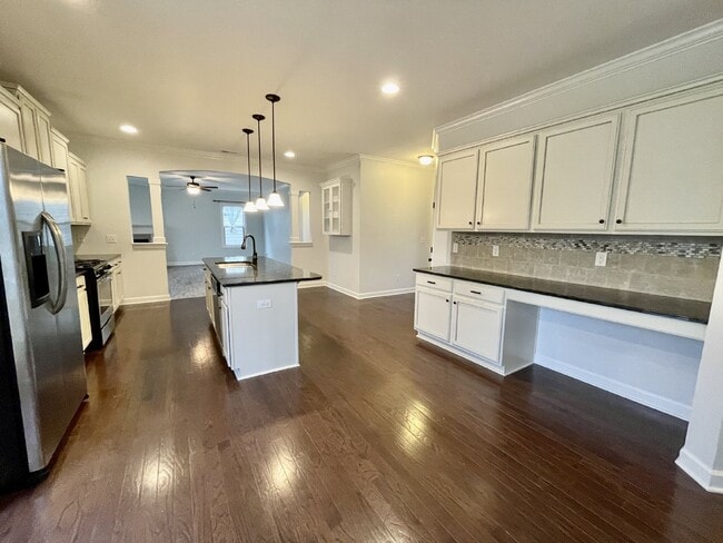 Building Photo - 5 bed, 3 bath Nest in Surrey Meadows
