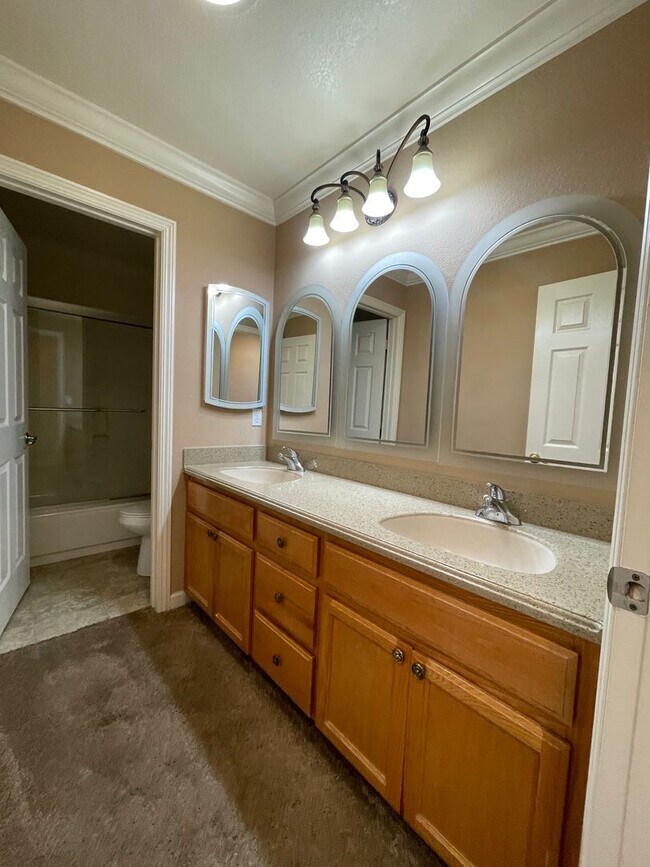 Building Photo - Beautiful Green Valley Home