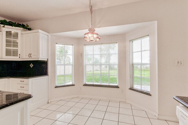 Building Photo - Beautiful Lake front home in West Kissimmee