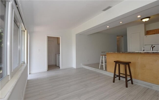 Building Photo - 1711 NE 60th St