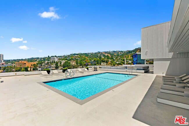 Building Photo - 1100 Alta Loma Rd