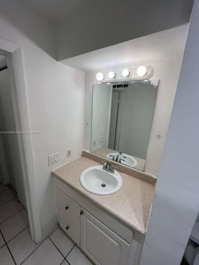 Building Photo - 419 S Crescent Dr